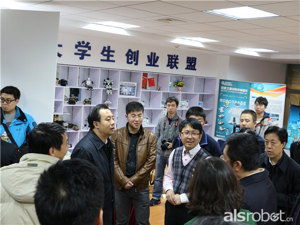 陆昊省长全程与广大师生、创业企业负责人亲切交谈